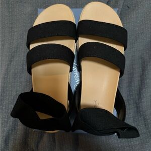 Universal Thread Black Sandals with stretchy Straps